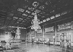 千種の間　床は寄木張、天井は折上塗格天井、牡丹唐草文様の他、多彩な野菜や果物などで装飾された壁や欄干が張られていた。高村光雲、石川光明、塚田秀鏡といった人物が創作及び指揮に関わった。