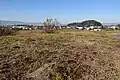 後円部墳頂背景に箸墓古墳・二上山。