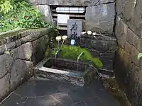 城壁近くから湧き出る力水