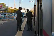 スタフ授受を行う係員
