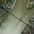 筑後川昇開橋の航空写真、廃線直後の1987年撮影、上昇時。右下が福岡県側、左上が佐賀県側。