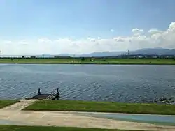 筑後川左岸の水天宮境内から望む長門石1丁目の河川敷