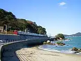博多湾沿いを走行する103系1500番台6両編成（下山門駅 - 今宿駅 2005年12月）
