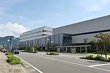 市役所（左）と更埴体育館（ことぶきアリーナ千曲、右）