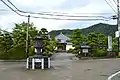 境内入り口門前に八角燈籠。