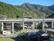 八木山バイパスから見た駅の全景（2011年）