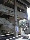 階段下。国道201号へはさらに階段を下りる（2009年）