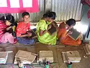 タブレット（石板）に書き取りをして勉強する子供達