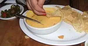 チリコンケソとトルティーヤ・チップス。