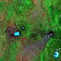 チンボラソの衛星画像(中央左の明るい青色、右の噴煙が見えるのはトゥングラワ)