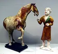 唐墓副葬品 (Tang dynasty tomb figures) の唐三彩、唐代(617-907)。馬と馬丁