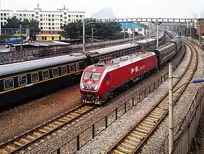 柳州駅付近にてすれ違うT25次列車とZ285次列車