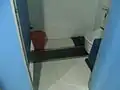 上海の七浦の市場のトイレ。便器ではなく溝である。水は一定時間毎に自動で流れる。