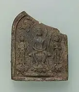 左：橘寺出土方形三尊塼仏。右：中国西安府出土火頭形三尊塼仏。