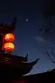 麗江市の夜空を照らす宮殿ランタン(中国、雲南省)