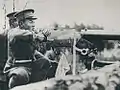 官帽を被った兵士。帽子の鳩目の位置が鉢巻にある（1932年）