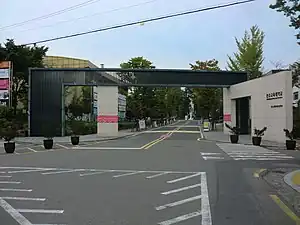 正門(2015年10月)