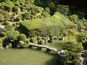 智積院庭園のバチ形の刈り込み