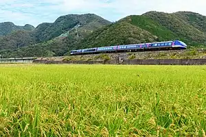 智頭線を走行するHOT7000系の「スーパーはくと」(2022年9月 苔縄駅 - 河野原円心駅間)