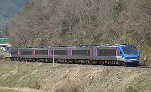 因美線を走行する特急「スーパーはくと」(2009年4月3日 国英駅 - 河原駅間)