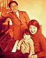 1931年に結婚した夫の安漠（1910年生、早稲田大学卒、本名・安承弼）と娘の聖姫（1932年生、日本名・勝子）と。のちに息子の秉建（1944年生）を儲けた。