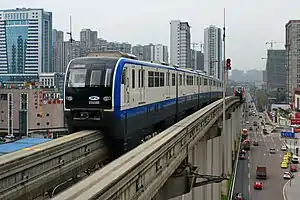学堂湾駅周辺を走行するモノレール車両