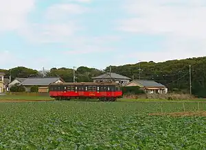 郊外の畑の中を走るデハ1000形電車
