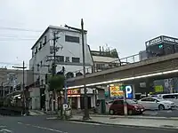 「それが大阪に本社を持つ川北電機株式会社というのだった。その出張所は花街の近くにあった」（「途上」）。花街は船頭町のソープランド街を指す。
