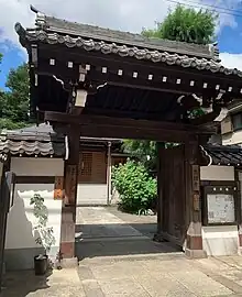忠綱寺の門前より