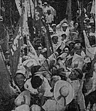 新四ツ木橋付近で胴上げされる被告の一人(1959年8月10日)