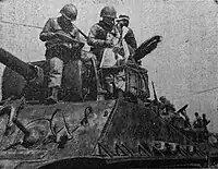 クーデターの記事が掲載された新聞を読む韓国海兵隊員（5月16日）