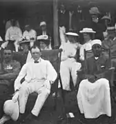 1907年、「戦の踊り」を見学するチャーチルとブガンダ王ダウディ・チュワ2世(英語版)