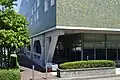 ガラスに覆われた1階の外皮