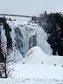 冬の様子。滝が凍り滝壺付近が雪山のように盛り上がっているのが見える。