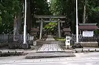 中宮祈願殿　鳥居県道6号線沿いに立つ中宮祈願殿の鳥居。