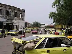 サントメ市街地。黄色い車両はタクシー。