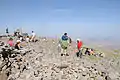 ハイキング客が多い山頂
