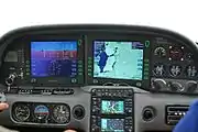 ディスプレイとアナログ計器が組み合わされたシーラス SR20のコックピット