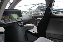 シーラス Vision SF50。操縦桿はアームレストから突き出しているがメーカーではサイドヨーク式としている。