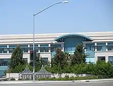 カリフォルニア州サンノゼのシスコシステムズ本社"Cisco"の社名は、サンフランシスコの省略である。John Morgridge、34人の従業員、および初代社長によると、創設者は会社を登録するためにサクラメントまで運転している間に、名前とロゴを決めたとされる。cisco Systems(小文字の"c")という名前をエンジニアコミュニティで一定期間使用した後、公式な社名をCisco Systems, Incとした。ciscoSystemsの文字は、時折バグレポートやIOSメッセージの中に見ることができる。なお、会社のロゴは、サンフランシスコの名所であるゴールデンゲートブリッジをデザインしたものとなっている。