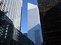 ビルの谷間から見えるシティグループセンター