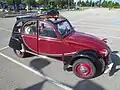 「2CV チャールストン」の限定モデル。ヘッドランプハウスがダークレッドの仕上げである。