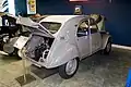 トランクルームに搭載された「2CV サハラ」の後輪用エンジン。