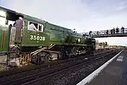 （参考）英国では画像のマーチャント・ネイヴィー形のようにすっきりしたデザインの蒸気機関車が多い。