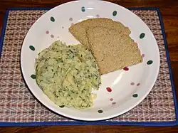 オートケーキ (右上) と、地場野菜のルタバガというカブを混ぜたマッシュポテト (左下)
