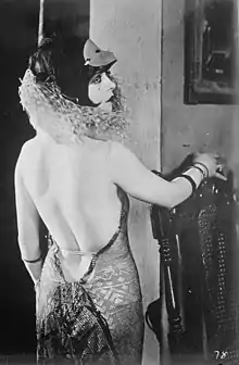 バックレスドレスを着たクララ・ボウ。1920年代中頃