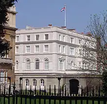 ロンドンにあるクラレンス公爵ウィリアム(のちのウィリアム4世)が1825年から1827年にかけて建設したクラレンス・ハウス。リージェンシー様式の邸宅。