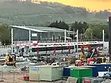 車庫に搬入される398形（2023年撮影）