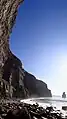海岸から見上げた断崖