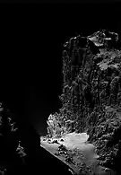 2014年12月10日に撮影されたチュリュモフ・ゲラシメンコ彗星上のでこぼこした崖。